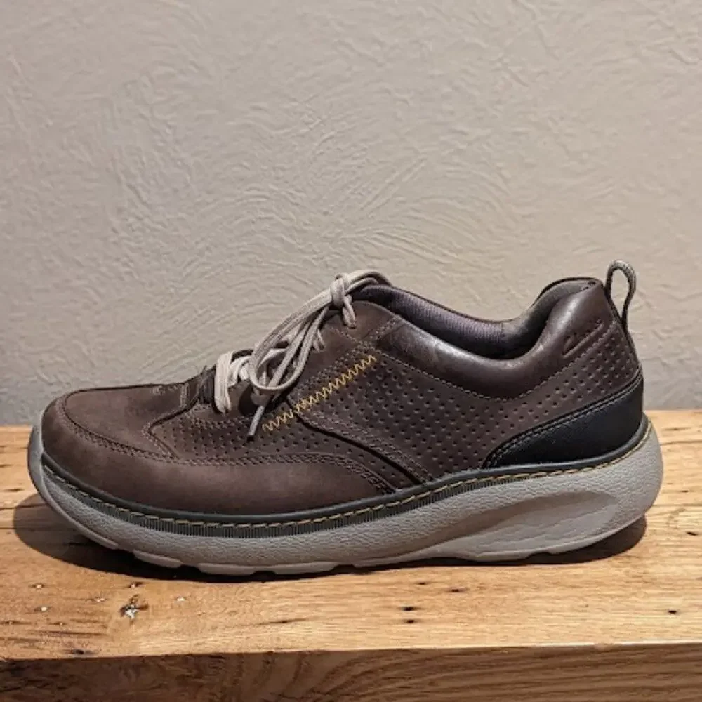 Clark's Men's Size 8.5 Brown Leather Lace Up Shoe